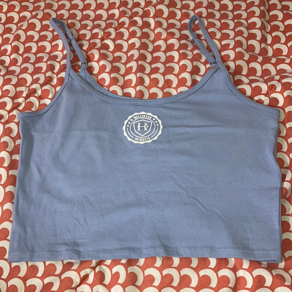 Cute Hollister crop top! Size medium, but it can count as small.